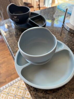 2 sets,  Pois et moi in black, 1 another brand in Blue with divided plate & bowl
